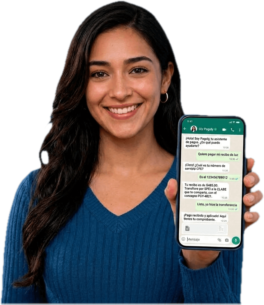 Mujer sonriendo mientras muestra en su celular una conversación de pago con Pagoly